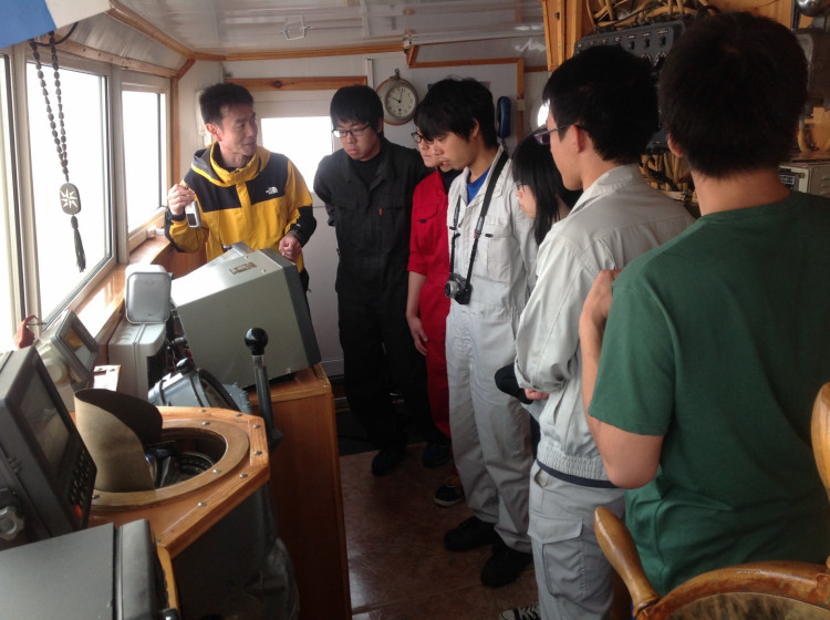 Между трубками и по вечерам лекцию молодежи читали и о Байкале и об устройстве нашего судна.